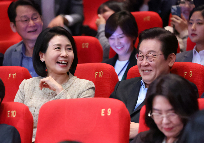 부산국제영화제 찾은 이재명 대통령 부부