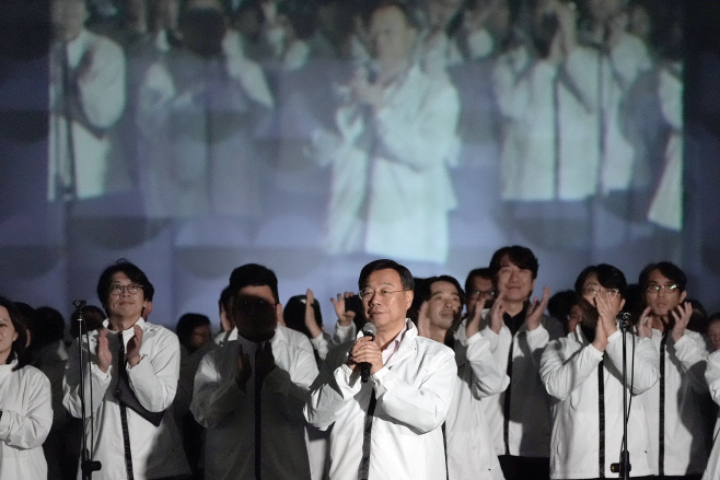 신상진 성남시장이 '2025 성남페스티벌' 개막식에 참석해 개막을 선언하고 있다