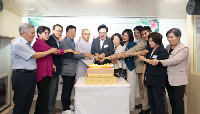 (사진2)박일하 동작구청장(가운데)이 지난 18일 ‘낭만 시니어 라운지’ 개소식에 참석해 내빈들과 축하 떡케이크를 자르고 있다