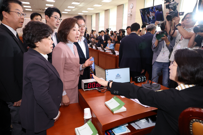 계속되는 '추나 대전'<YONHAP NO-3166>