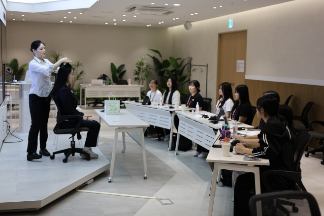 01.곤지암 서비스 아카데미가 특성화고 고등학생 대상 서비스 기본 교육 프로그램을 실시한다.