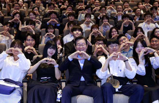 2030 청년들과 함께 기념촬영하는 이재명 대통령<YONHAP NO-4313>