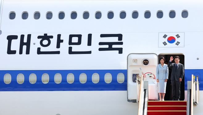 이재명 대통령 부부, 유엔총회 참석차 출국