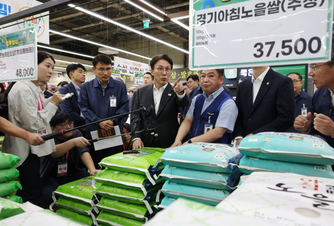 쌀값 점검하는 김민석 총리<YONHAP NO-2960>
