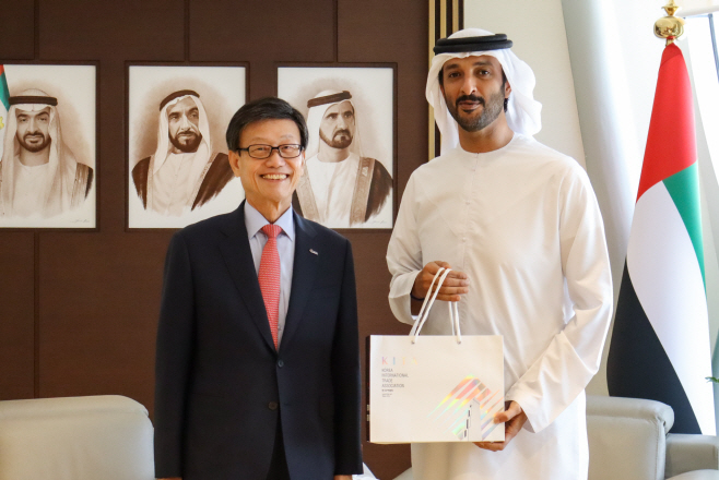 (사진 1) 압둘라 빈 투크 알 마리 UAE 경제관광부 장관 면담