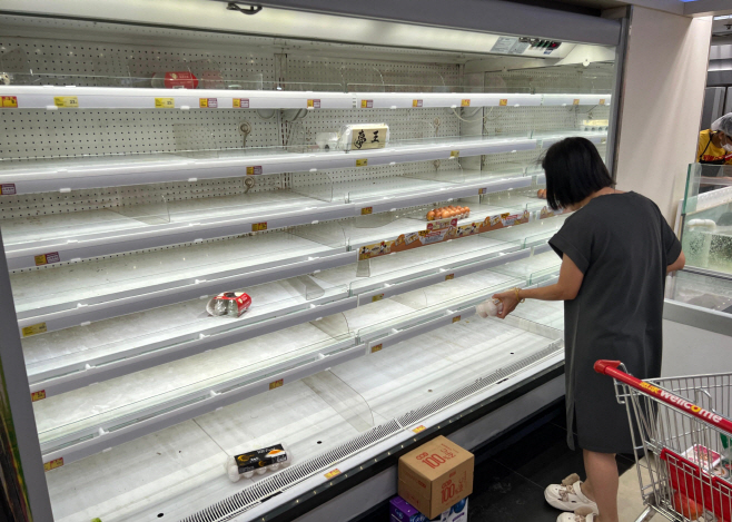 HONG KONG-CHINA-WEATHER-CLIMATE-TYPHOO... <YONHAP NO-2612> (AFP)