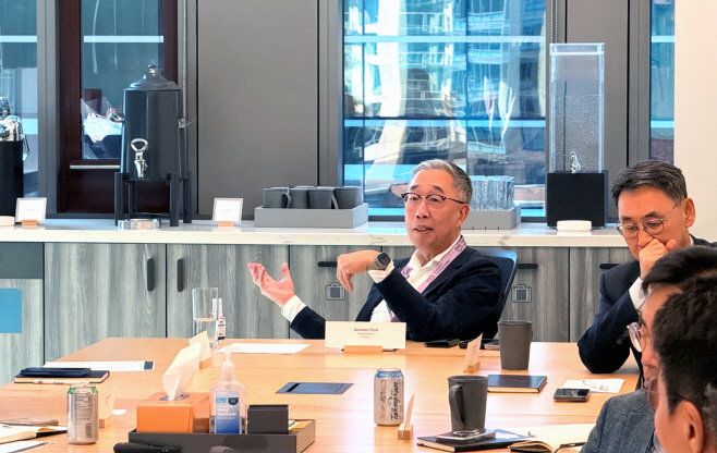 사진1.박지원 두산그룹 부회장(사진 가운데)이 현지시각으로 22일, 미국 시애틀 아마존 본사를 방문해 AI 기반 경영혁신 사례에 대한 질문을 하고 있다.