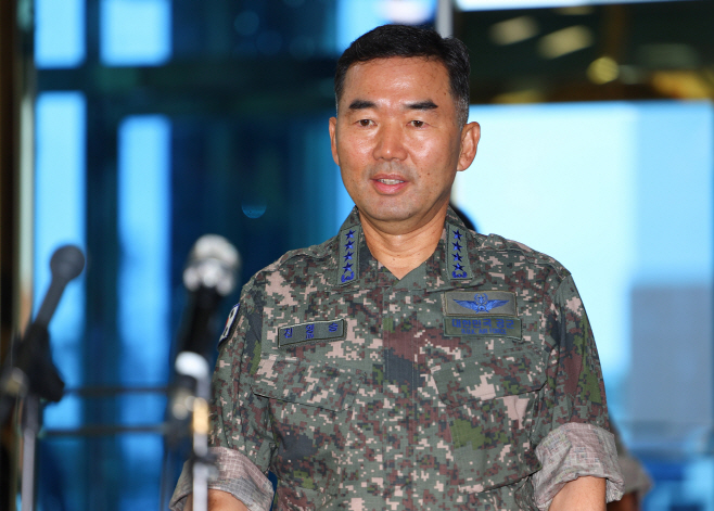취재진 질문에 답하는 진영승 합참의장 후보자<YONHAP NO-2339>