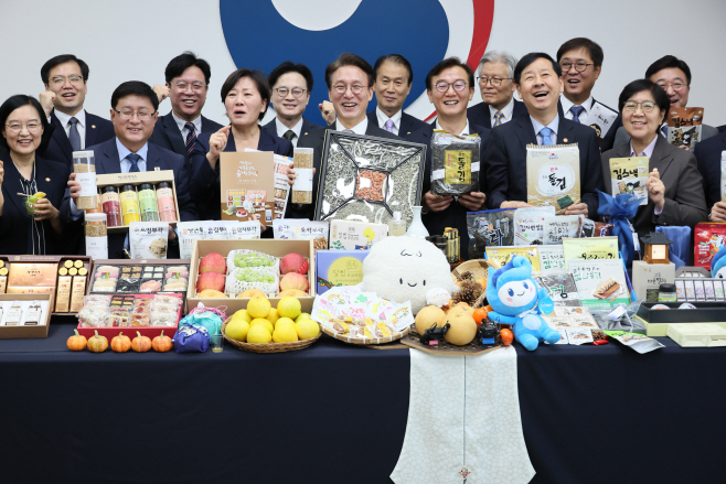 추석 민생선물 세트 홍보하는 김민석 총리와 국...<YONHAP NO-2631>