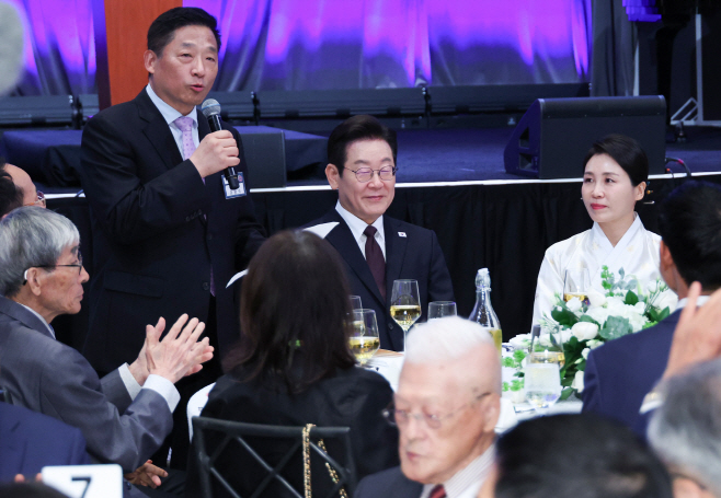 뉴욕한인회장 인사말 듣는 이재명 대통령 부부