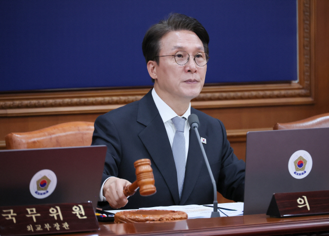 국무회의 주재하는 김민석 총리<YONHAP NO-2479>