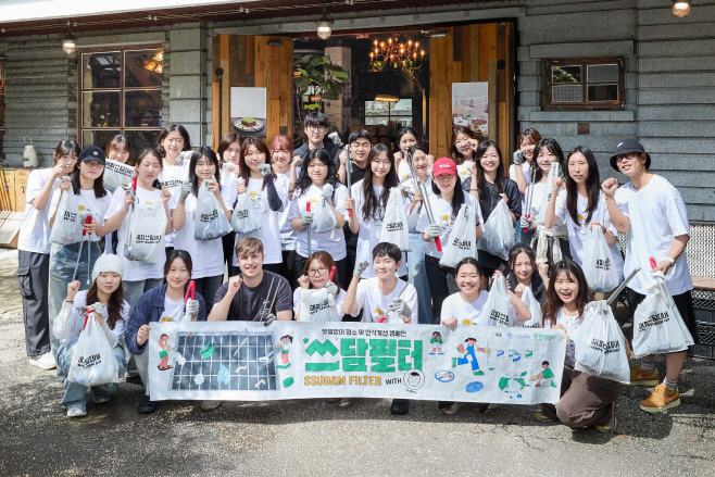[사진자료1] 한국필립모리스가 환경재단과 함께 충무로 인근에서 ‘쓰담필터 캠페인’ 활동을 펼치고 있다