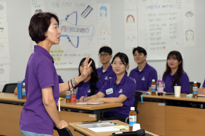 [하나투어 사진자료2]송미선 대표(왼쪽)가 하나투어 46기 인턴사원을 대상으로 강의를 진행하고 있다.