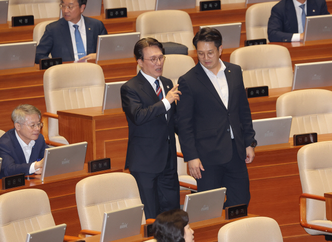 전용기 의원과 대화 나누는 김민석 총리<YONHAP NO-6048>
