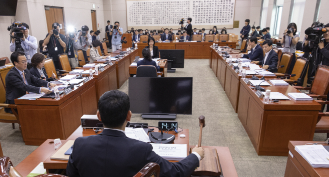 법사위 법안심사 1소위 개회<YONHAP NO-3553>