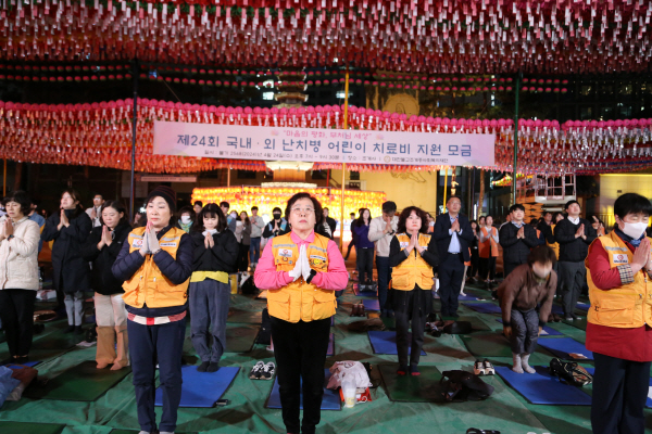 지난해 열린 모금 행사에 동참한 불자들의 모습