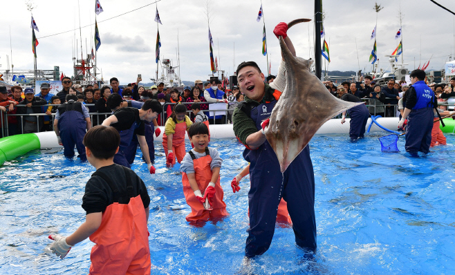 지난 죽변항 수산물축제 맨손활어잡기 체험1