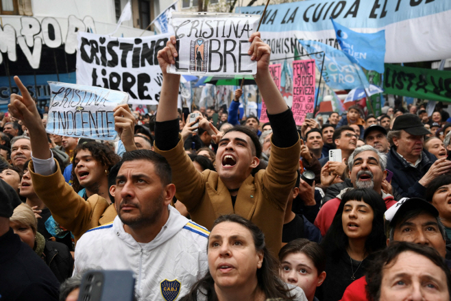 ARGENTINA-POLITICS-CORRUPTION-HOUSE-ARREST-SUPPORTERS