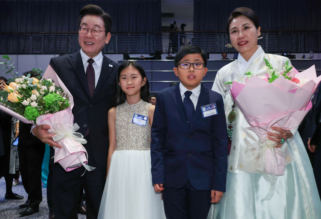 이재명 대통령 부부와 화동<YONHAP NO-2360>