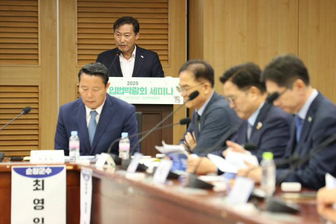 09-24 진안군, 국회서 기본사회 실현 정책 발표 (전춘성 진안군수가 국회의원강당에서 진안군 기본주거 정책에 대해 발표하고 있다) (2)