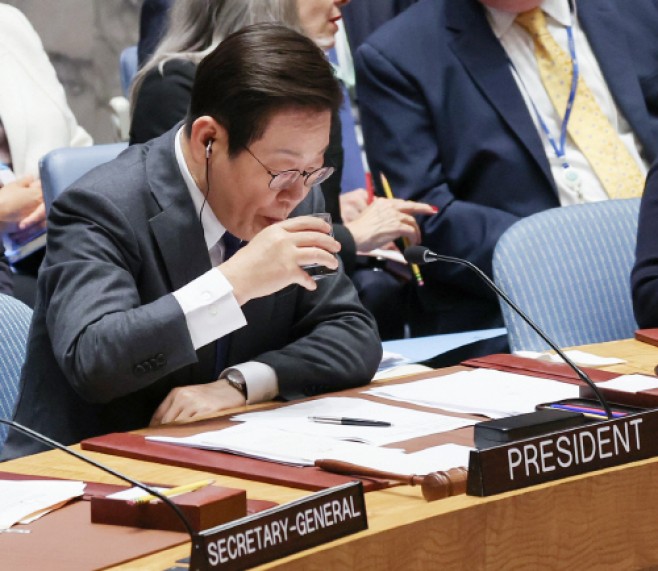 물 마시는 이재명 대통령