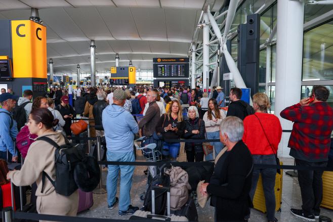 EUROPE-AIRPORTS/CYBERATTACK-BRITAIN <YONHAP NO-3761> (REUTERS)