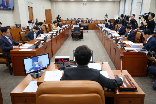 안건 상정하는 임이자 기재위원장<YONHAP NO-3292>