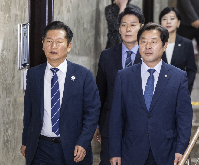 3대 특검법 개정안 처리 앞둔 민주당 의총 향하...<YONHAP NO-3643>