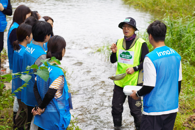 사진2. 생물다양성 현장 교육을 받고있는 HK이노엔 임직원들