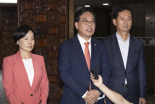 4개 법안 필리버스터 진행 발표하는 송언석 원내...<YONHAP NO-4377>