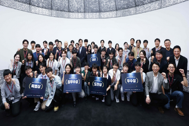 [사진] LG CNS가 주최한 '최적화 그랜드 챌린지 2025' 시상식 후 대회 수상자 및 관계자들이 기념사진을 촬영하는 모습