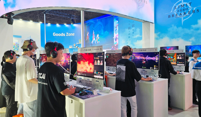 사진2.TGS 엔씨소프트 부스_SDC&HP QD-OLED 모니터2