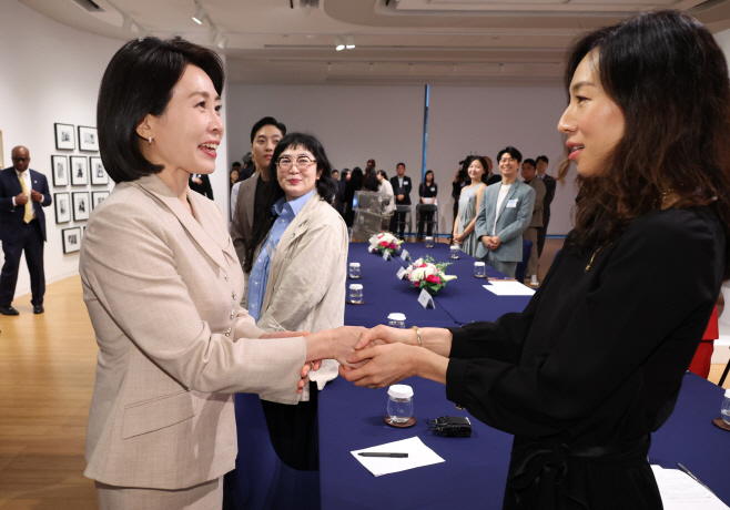 김혜경 여사, 뉴욕에서 차세대 예술가 간담회<YONHAP NO-0116>