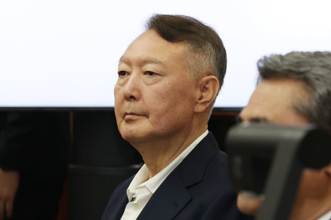 윤석열, '특검기소' 첫 재판 출석