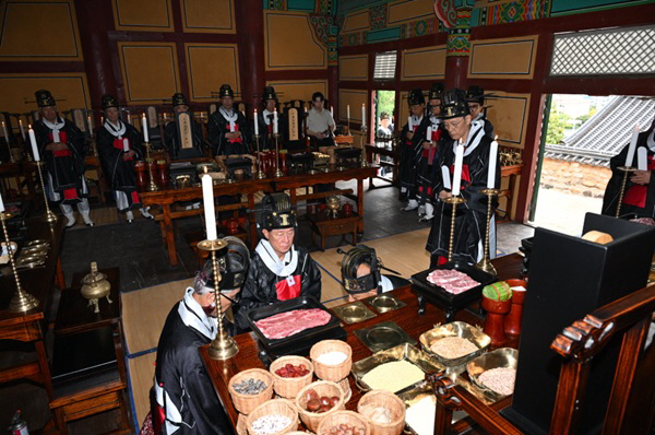 1-1.정종복 기장군수가 기장향교에서 추기 석전대제를 봉행하고 있다