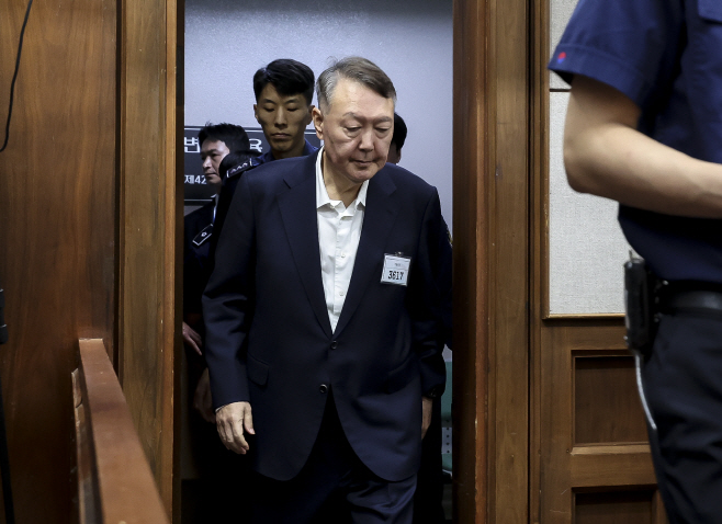 법정 들어서는 윤석열