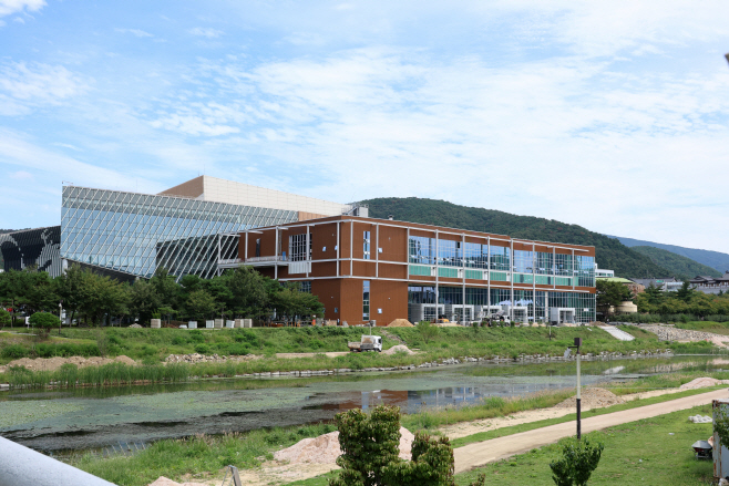 마무리 공사 중인 APEC 미디어센터