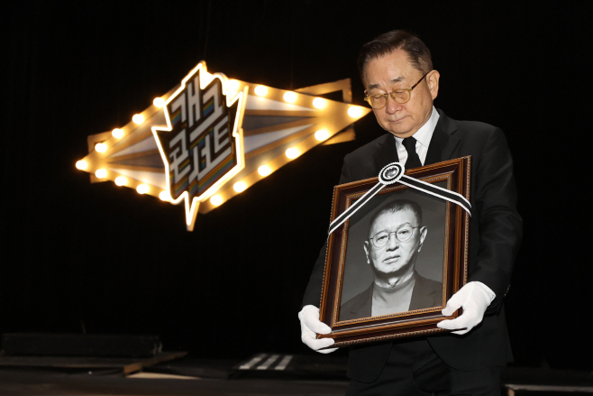 개그맨 전유성 마지막 무대<YONHAP NO-5412>