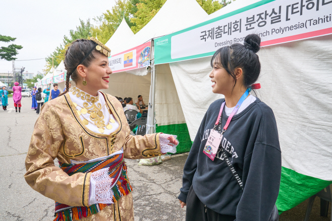 1. ‘천안흥타령춤축제 2025’에 통역 자원봉사자로 참여한 서수민 씨가 통역하고 있다 (2)