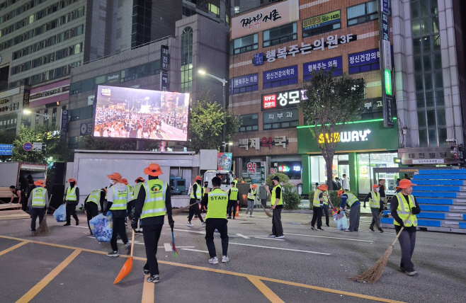 2.천안시 환경미회원들이 지난 26일 신부동 신세계백화점 천안아산점 일원에서 열린 ‘천안흥타령춤축제 2025’ 거리퍼레이드가 끝난 뒤 쓰레기 등을 정리하고 있다.   (1)