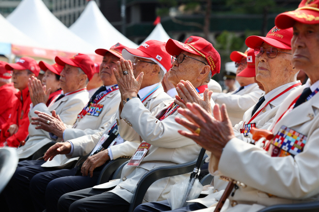서울수복기념행사 참석한 해병대 참전용사들<YONHAP NO-6877>