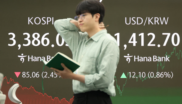 코스피는 내리고 환율은 오르고<YONHAP NO-5353>