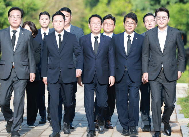 맥아더 장군 동상 찾은 장동혁 대표<YONHAP NO-3809>
