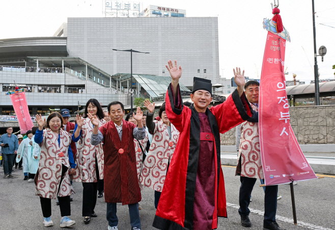 1.문화예술과(의정부의 정체성을 담은 ‘제40회 회룡문화제’ 성황리에 막 내려)3