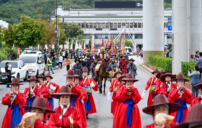 1.문화예술과(의정부의 정체성을 담은 ‘제40회 회룡문화제’ 성황리에 막 내려)2