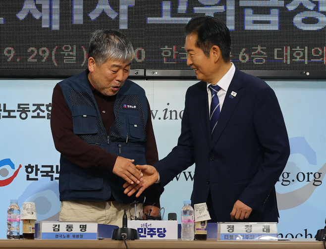 악수하는 정청래-김동명<YONHAP NO-4312>