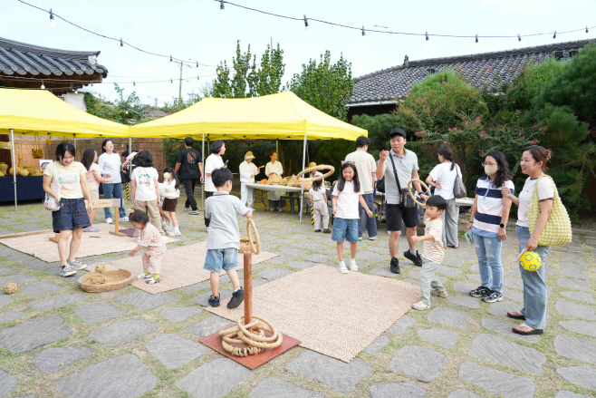 20250929-밀양시, 교동 고택서 ‘볕뉘 한가위 대잔치’ 성황리 개최(2)