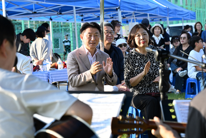 2.송산3동 자치민원과(송산3동, 반려동물과 음악이 어우러진 ‘도란도란 나눔장터’ 성황리 개최)1