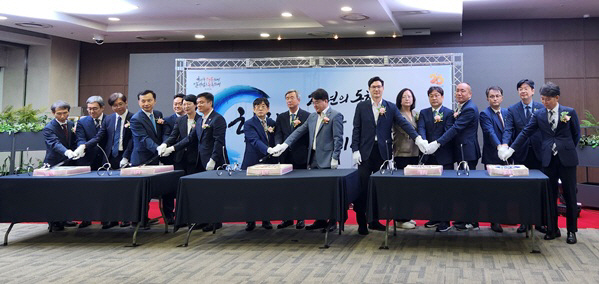 (사진 1-2) 렛츠런파크 부산경남 개장 20주년 기념 떡 커팅식을 진행하고 있는 모습