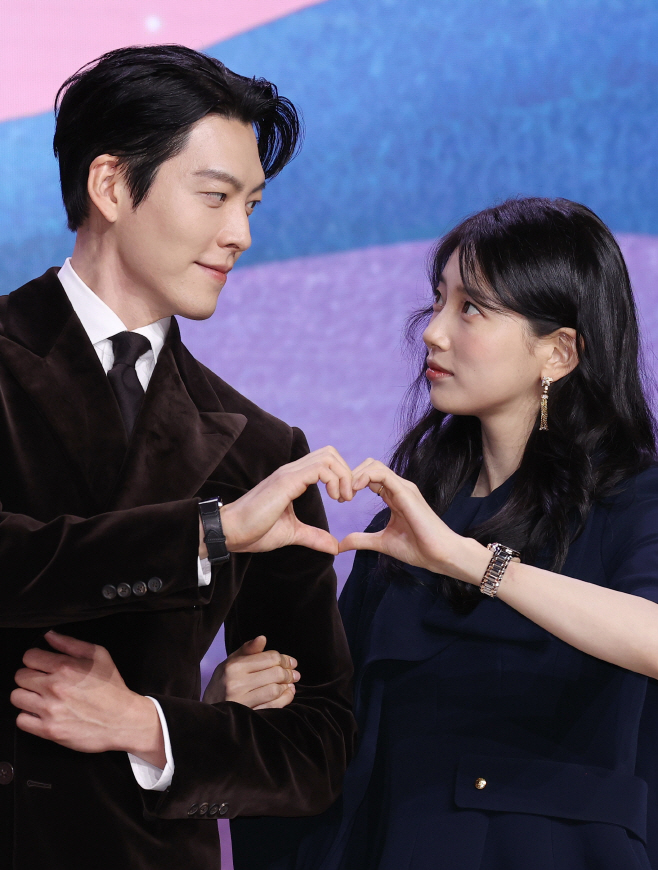 김우빈-수지 '눈맞춤'